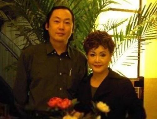 75岁李谷一近照曝光，二婚丈夫年轻像儿子，宝贝