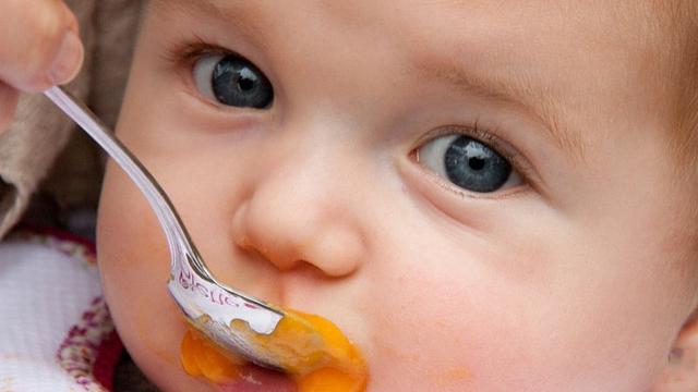 『女孩』孩子食物过敏不用治？6岁女孩吃芒果汁过敏差点窒息辟谣