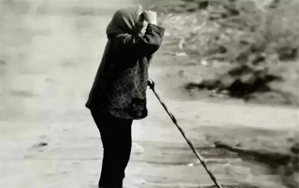 一路上,我心里默默祈祷.我希望这是母亲骗我的,我希望她好好的.