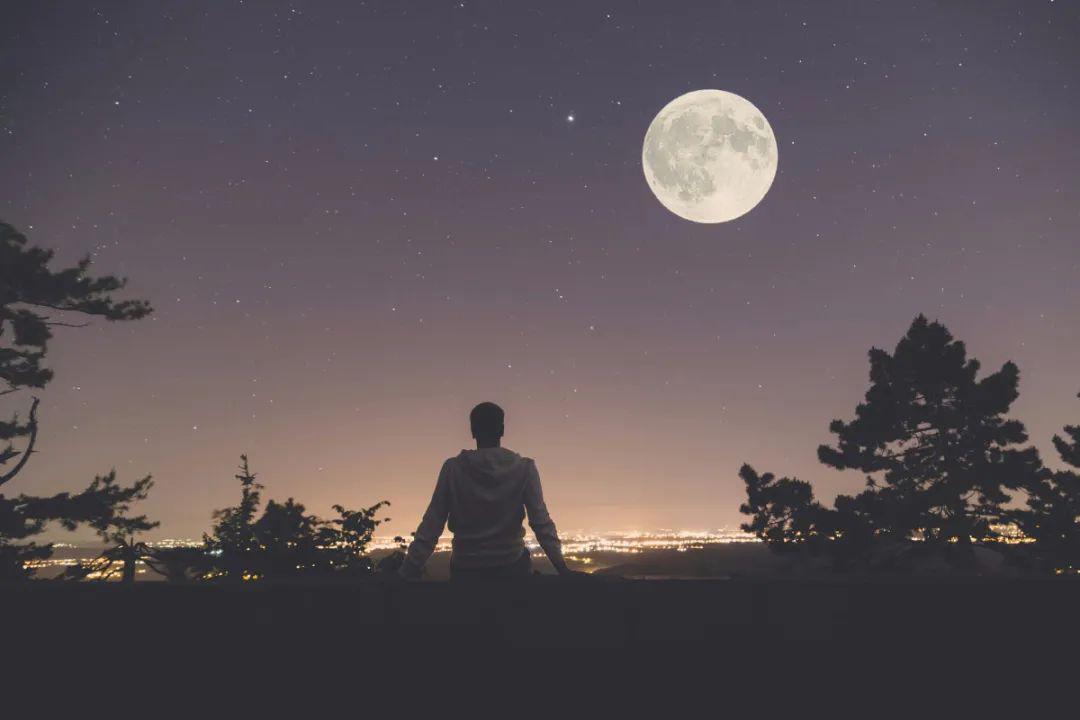 荣威君的望月姿势是:  如果有一个绝佳的"独自赏月"的好去处  那绝对