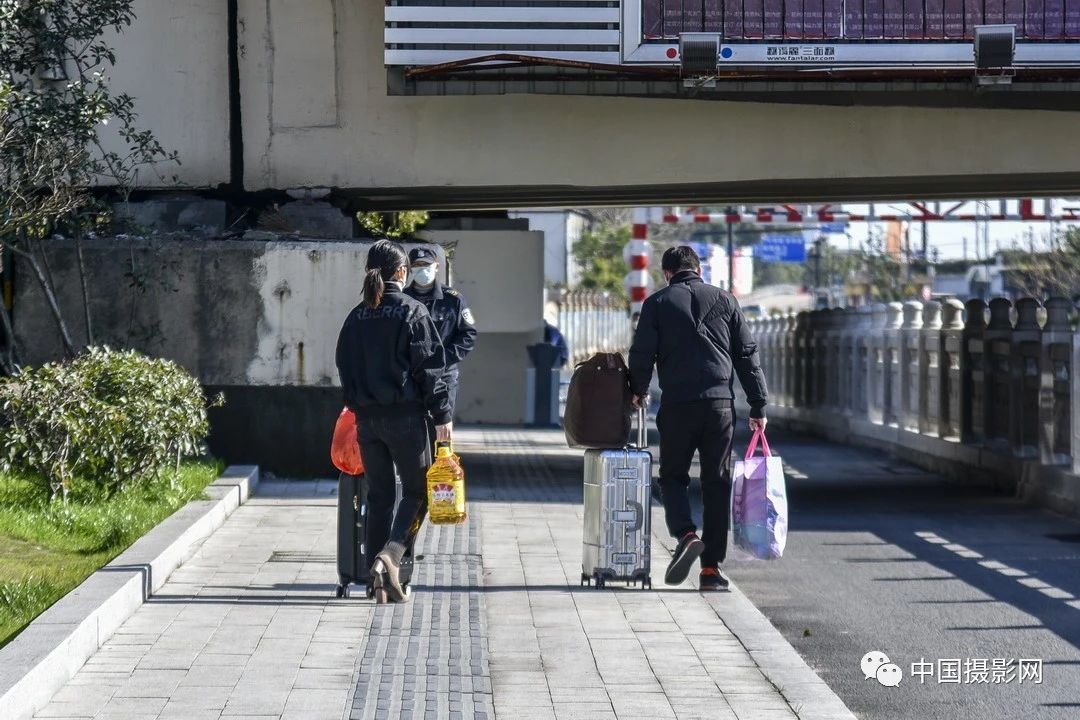 《背影 2月17日,连困大厦半个多月的一对夫妻,出门去和父母相聚.