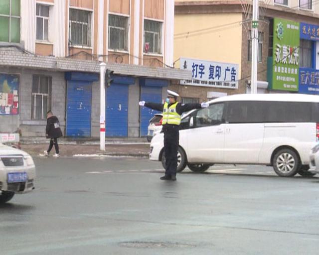 富锦市交警部门积极应对雨雪天气 疏堵