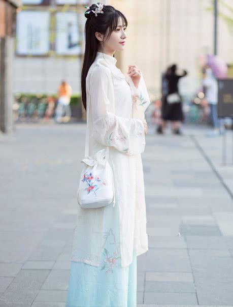 #气质#,街拍:汉服美女街头走红被围观,气质如兰,颜值堪比鞠婧祎