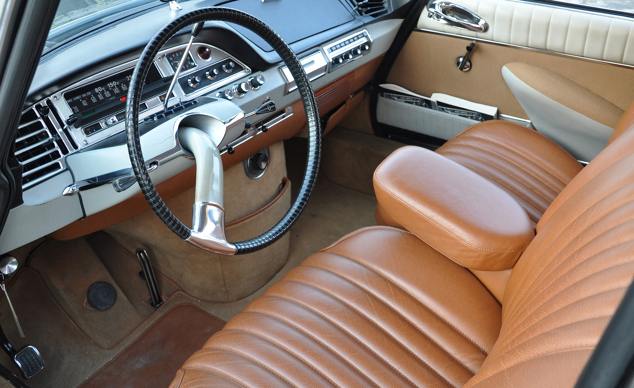 「踏板」为什么一定要用右脚踩油门？，