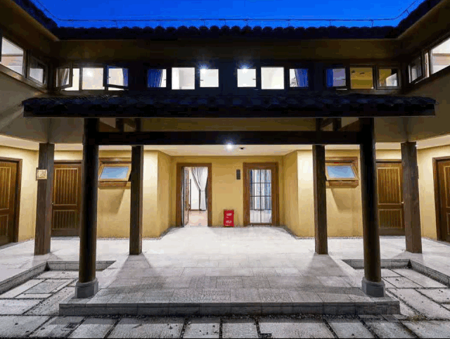 呆住明月坐落在明月村文创聚落北部核心区域,众所周知,明月村是成都