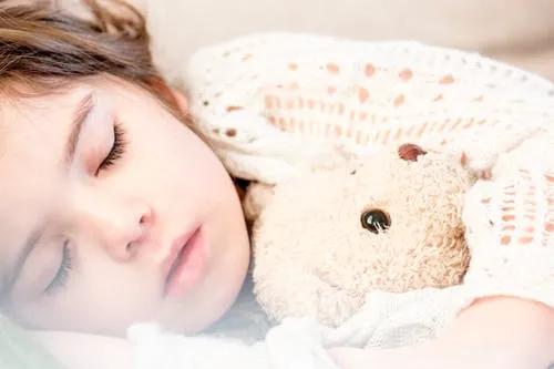 睡眠@孩子竟会越睡越笨？！妈妈一定要看晚上这个点睡