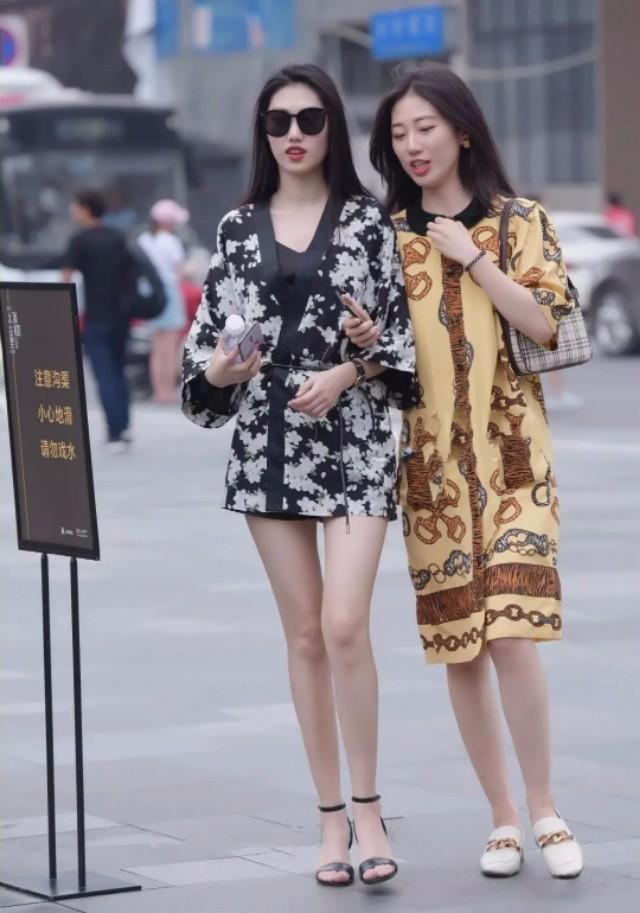 时尚街拍:最美双胞胎,闺蜜装宽松花纹连衣裙,简约时尚