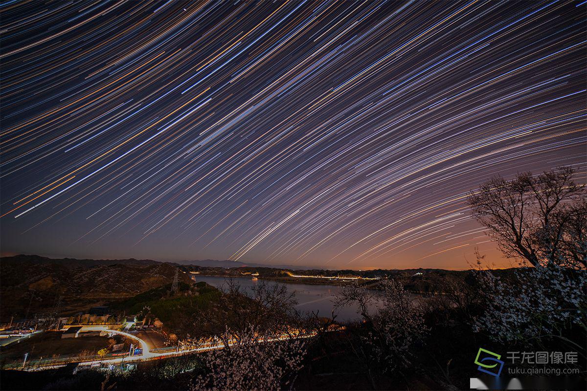 4月3日,北京市密云区的星空流光溢彩.