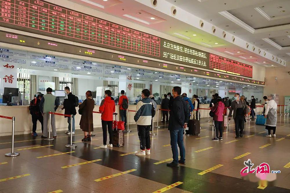 4月8日,汉口火车站售票大厅,旅客按照一米安全线排队购票.李强摄影