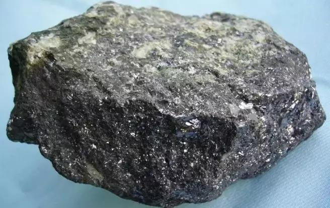 产于大理岩,白云岩,石灰岩中,大致岩层产出,矿体形状有层状,似层状