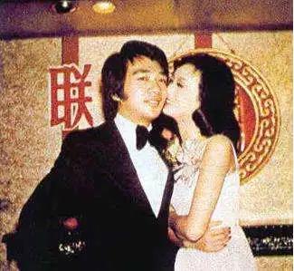 这时,她已经和年长十岁的医生黄汉伟结婚五年,还生下了儿子.