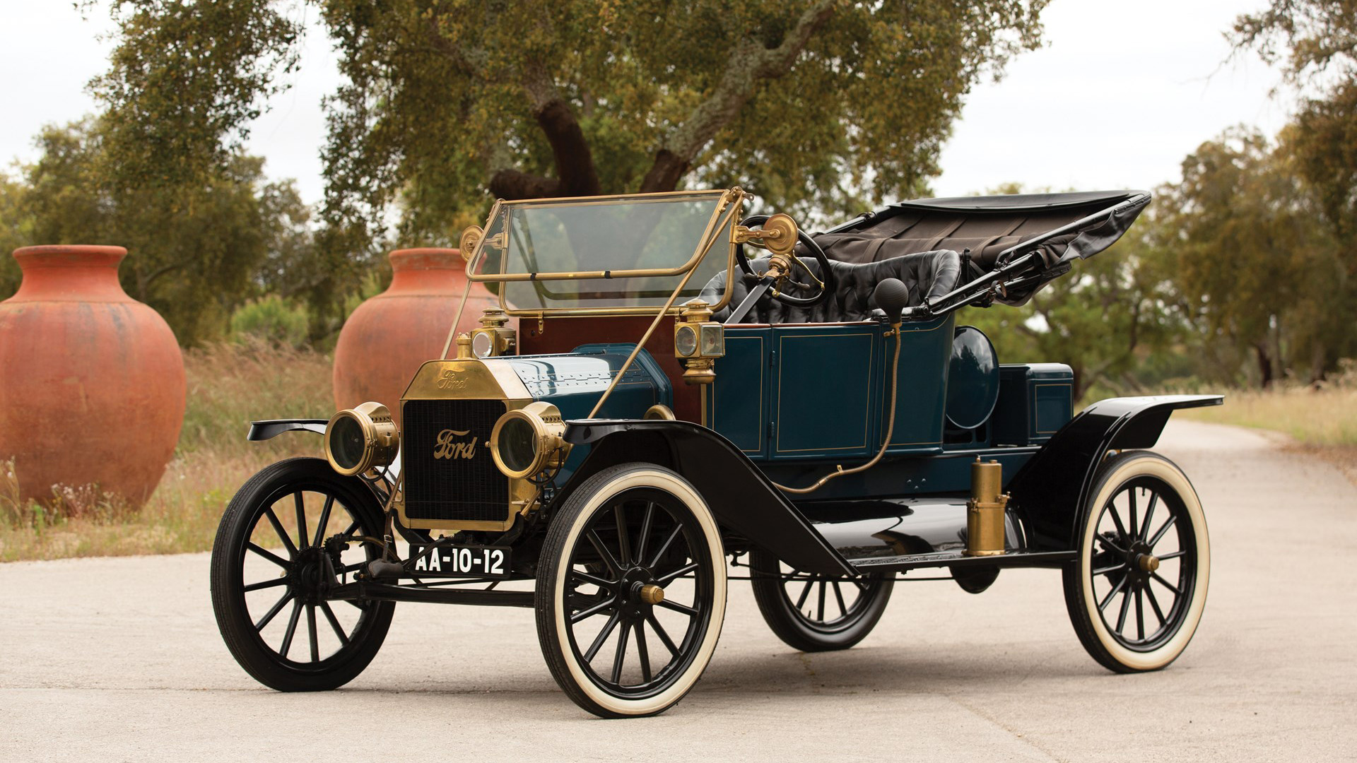 「踏板」为什么一定要用右脚踩油门？，