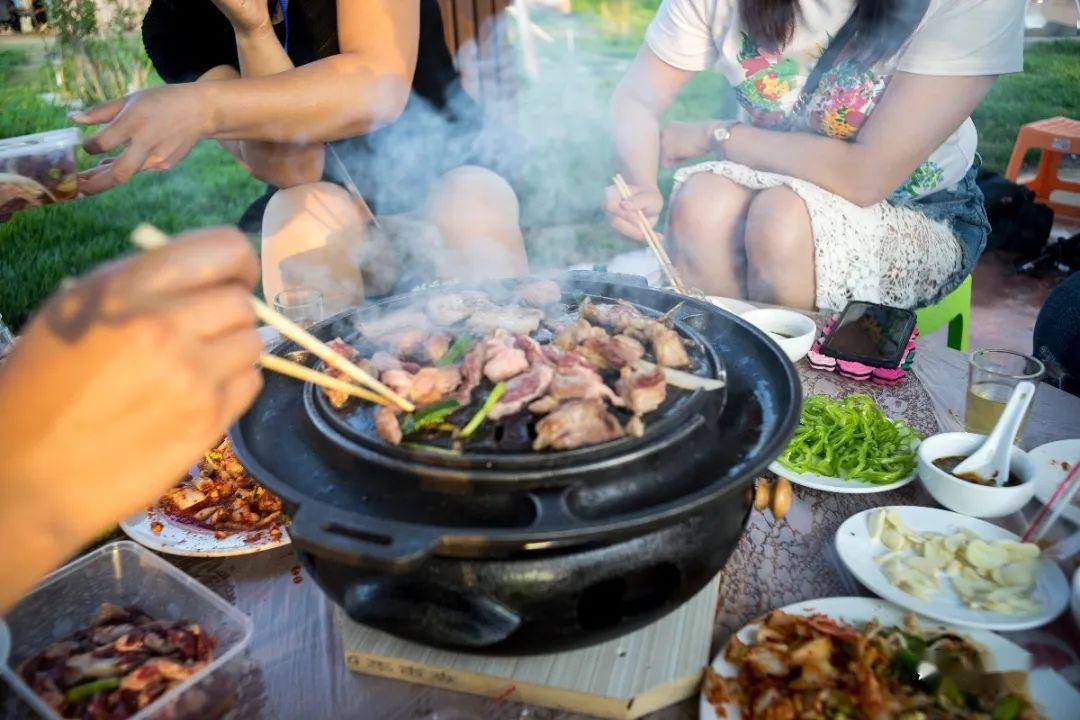 美食攻略  说起小城集安的特色饮食,一定少不了烤肉这一项,君不见