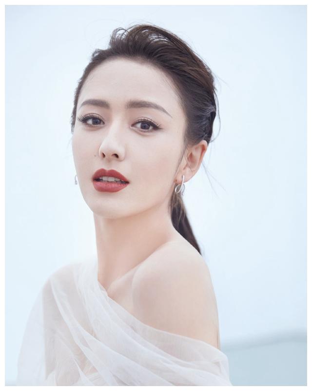 在娱乐圈有许多长相精致的美女,佟丽娅绝对算其中非常值得提及的一位