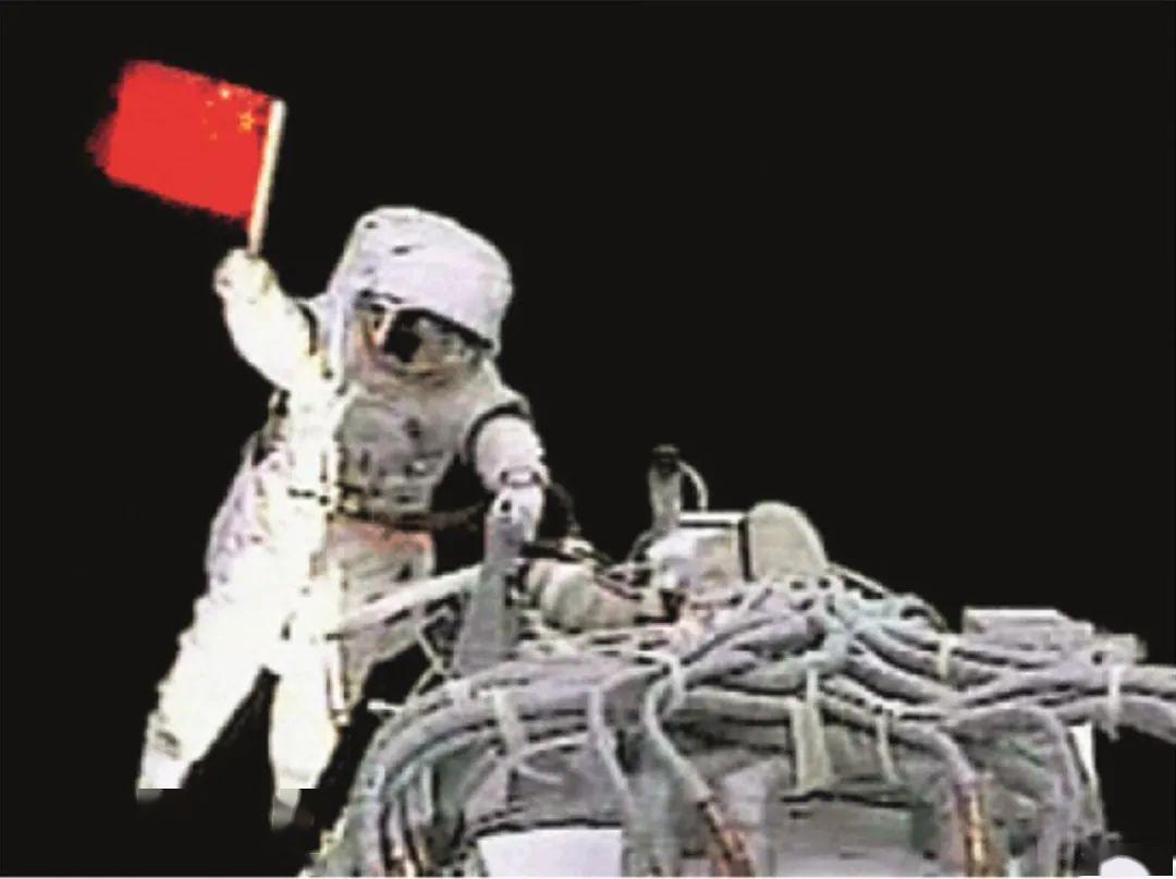 中国航天员翟志刚迈出太空第一步,在太空中挥舞着五星红旗向全国人民