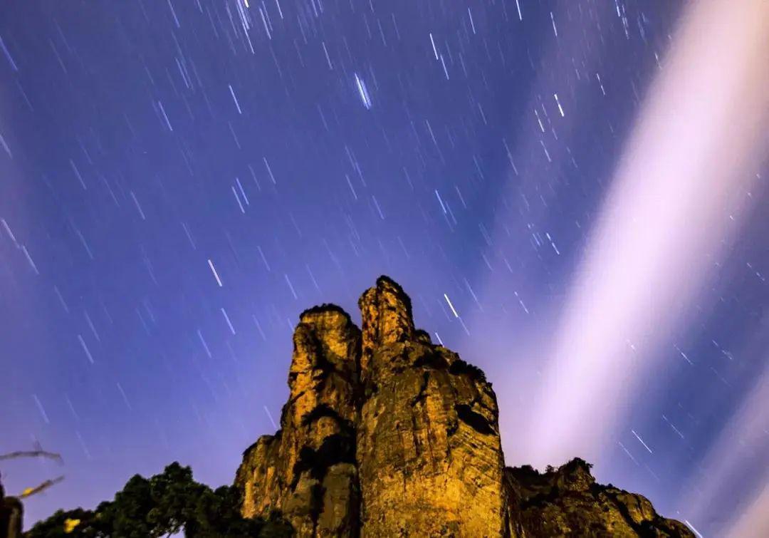 景区内层峦叠嶂,奇峰环拱, 灵峰夜景,移步换形, 变幻多姿,妙不可言.