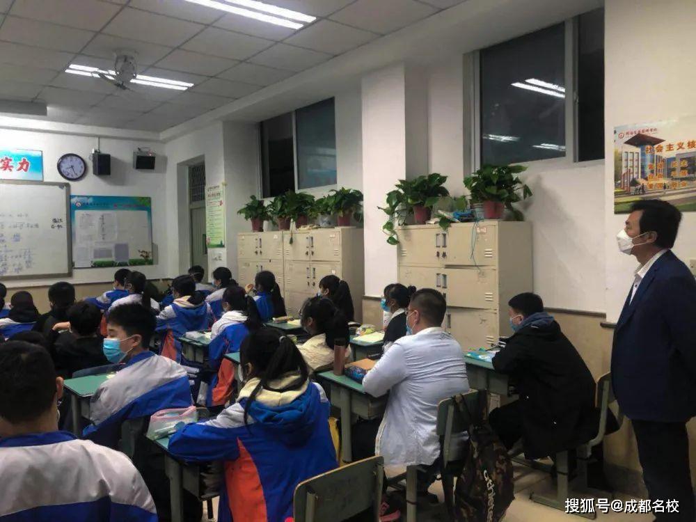 绵阳富乐国际学校初一初二和小学部开学全体老师帮孩子提行李这画面暖