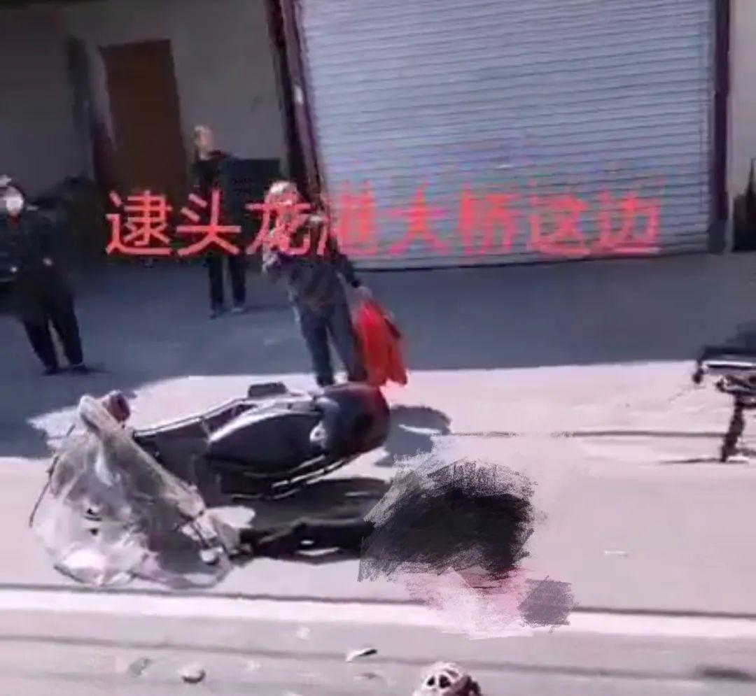 惨!龙港大桥逮头路口处发生严重车祸,电动车驾驶员当场死亡!