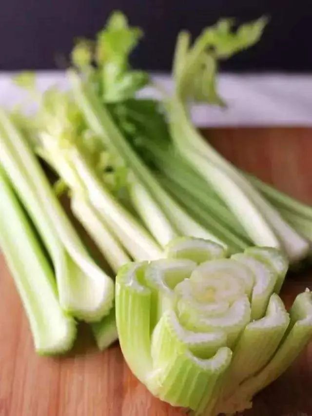 大家平时吃芹菜,主要是芹菜茎吃得比较多,其实它的叶子和根须,同样
