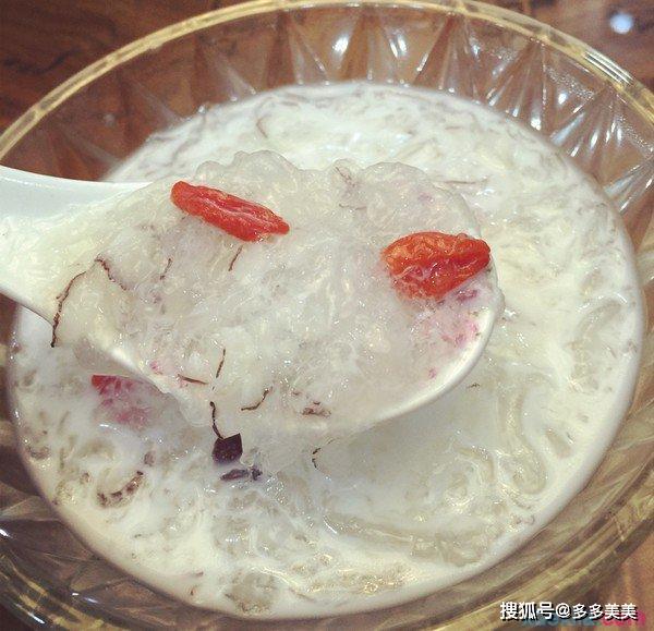 2,牛奶燕窝 溯源码燕窝3克,用温水浸泡后,蒸熟,用牛奶250克煮沸温后后