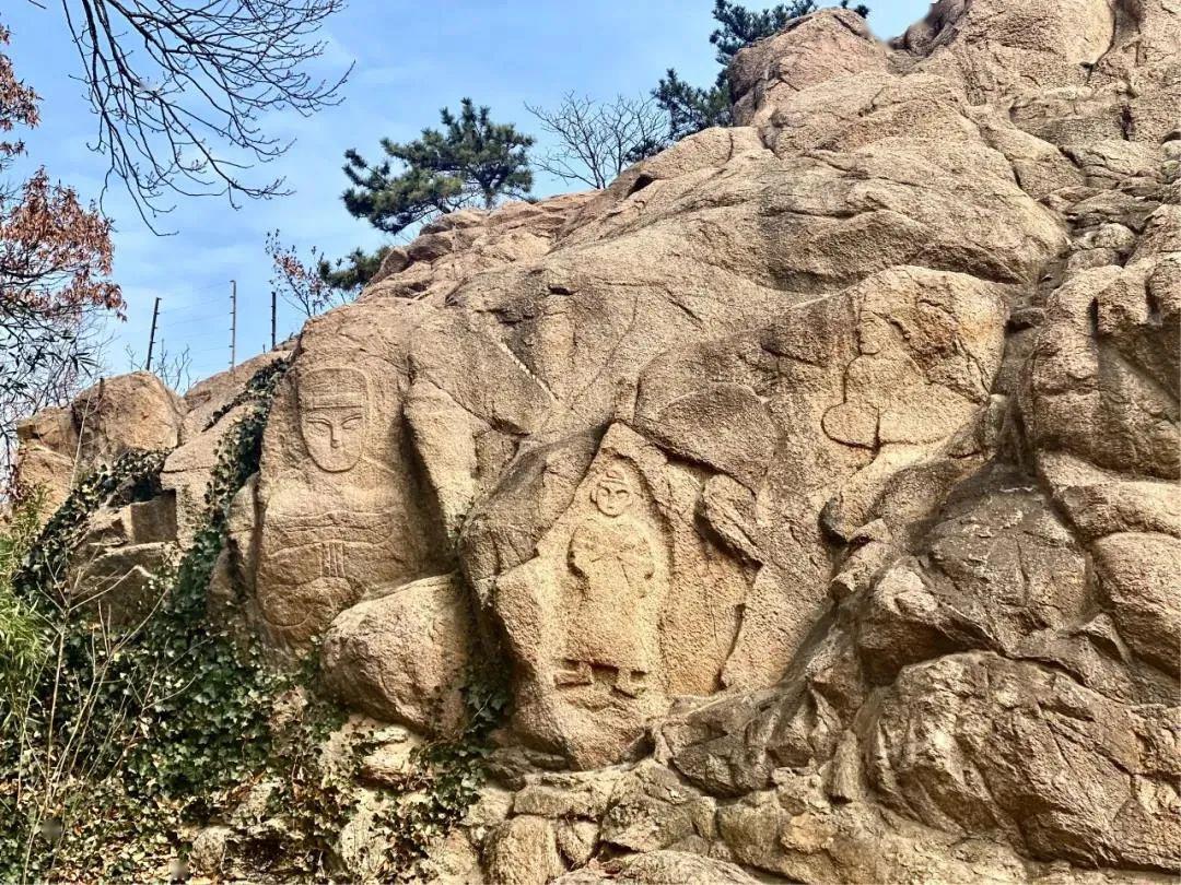 孔望山摩崖造像位于孔望山南麓西端,龙洞西侧约450米,依山形的自然