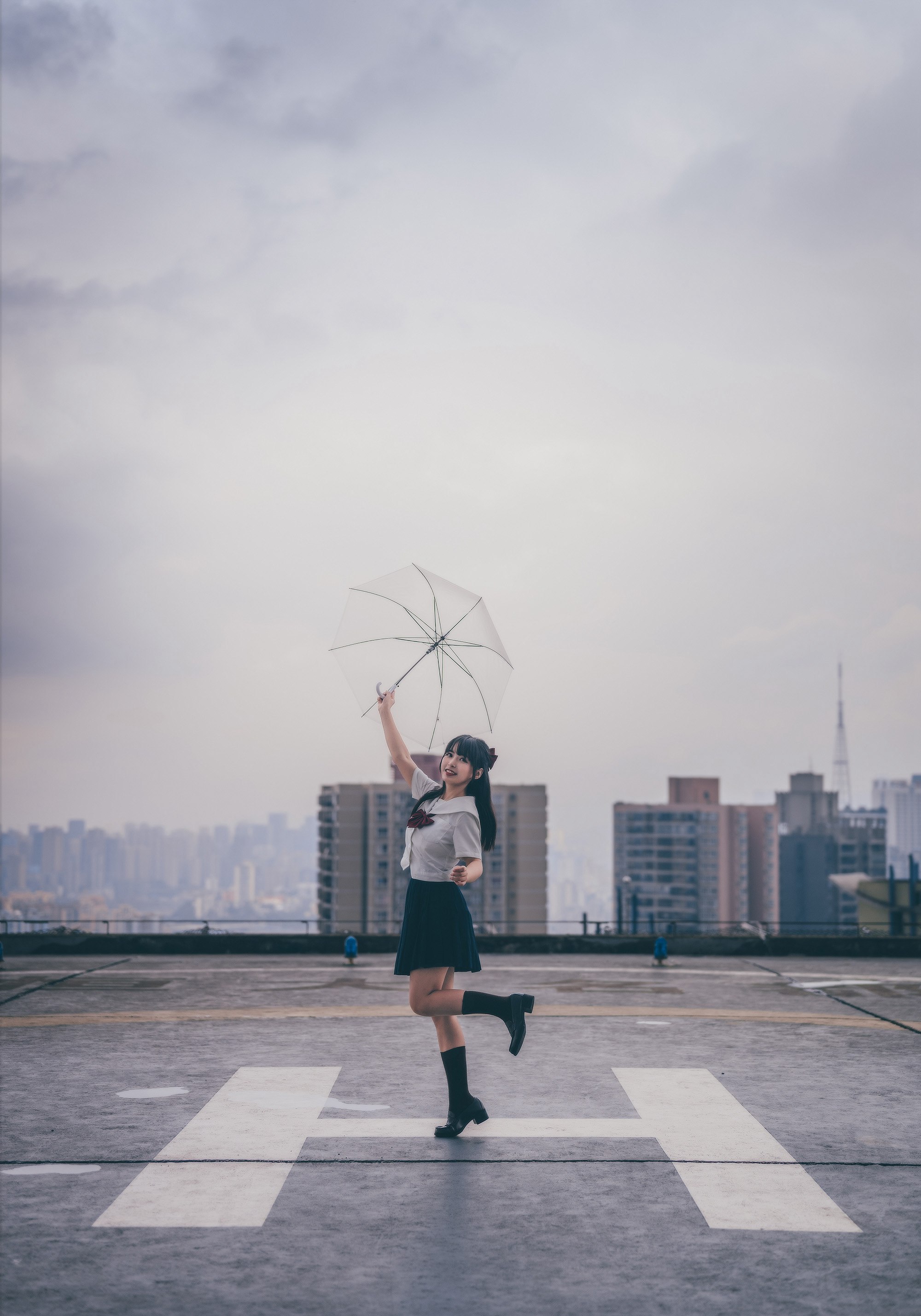 雨中天台上的jk少女