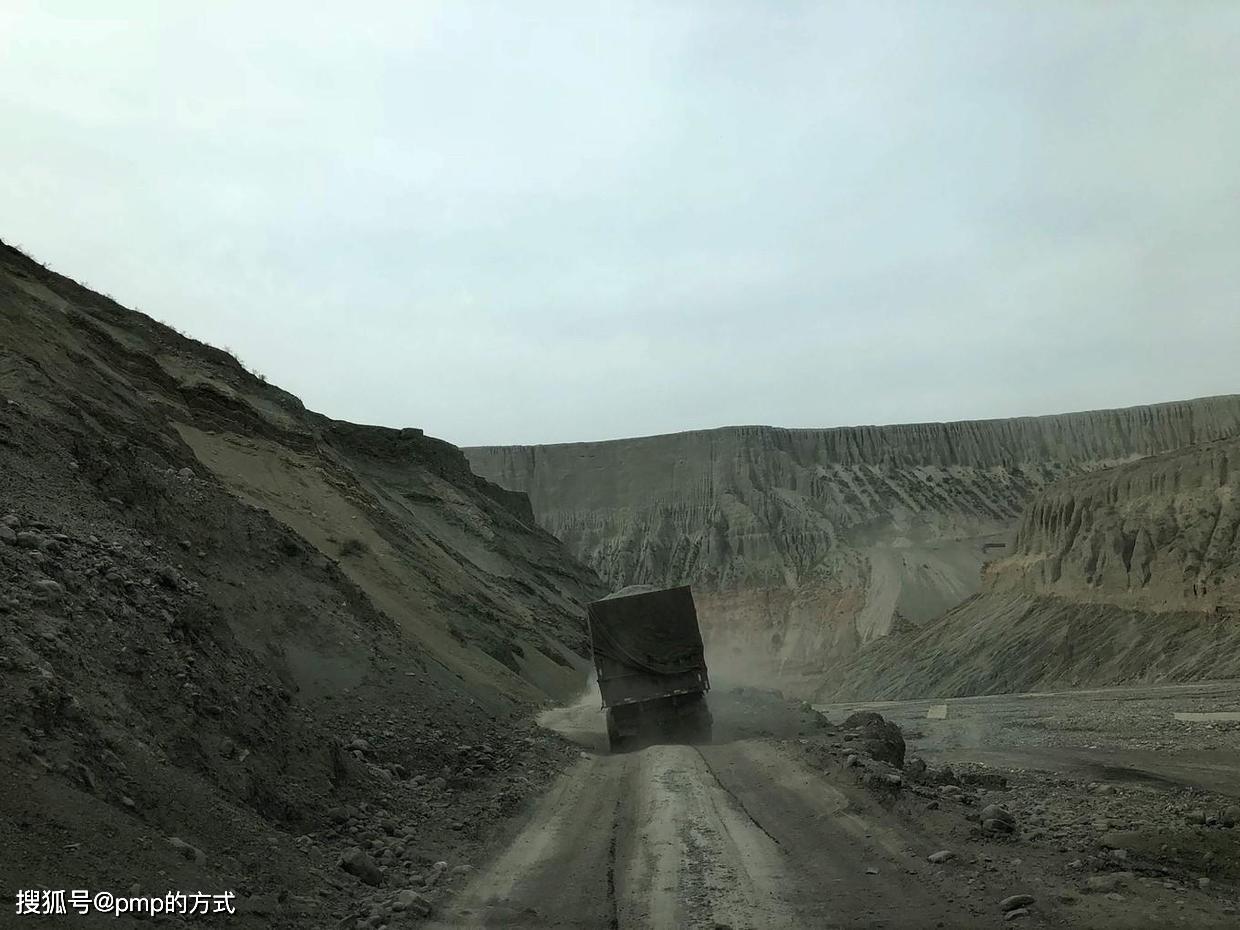 国家地理--安集海大峡谷(谷底道路)_空车