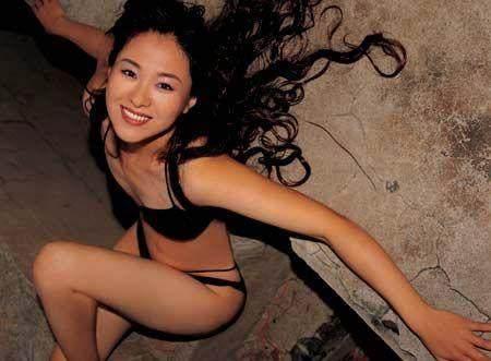 不过,后来沈傲君因怀孕一下重了40斤,神似李湘,以前的清凉照片倒还挺