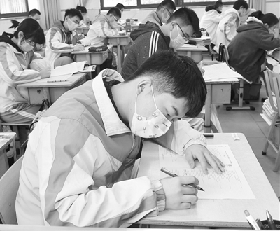 「郑州」高三学子迎来“复课第一考”