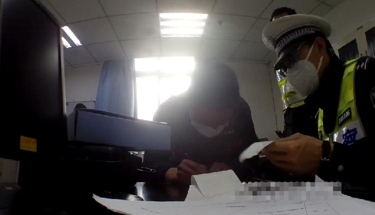 男子无证骑摩托上路 民警一查竟然还酒驾