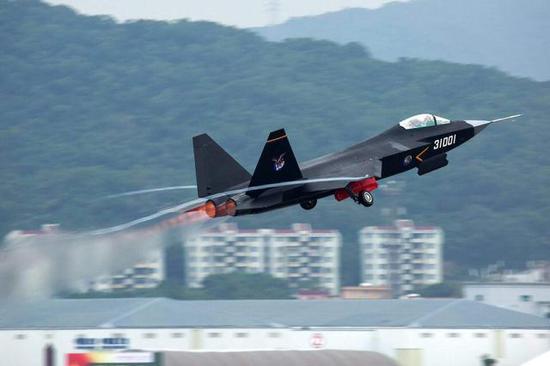 歼31亮相多年，为何至今仍未服役？专家发话：目