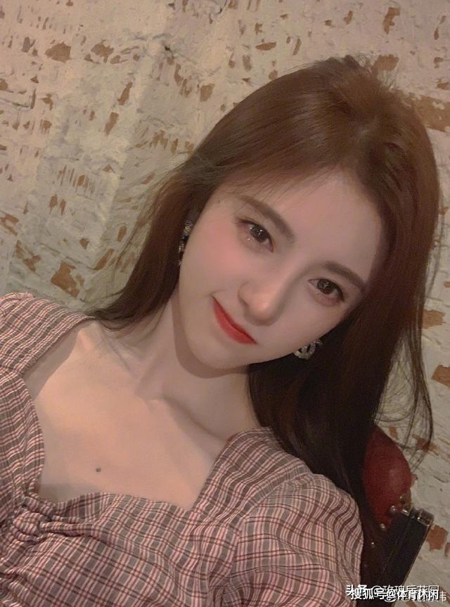 鞠婧祎染红棕色长发清新美丽,打扮休闲自拍可爱迷人