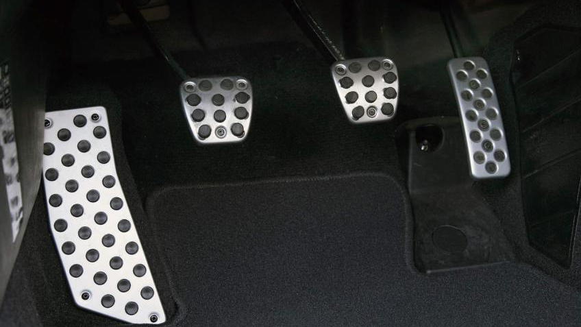 「踏板」为什么一定要用右脚踩油门？，