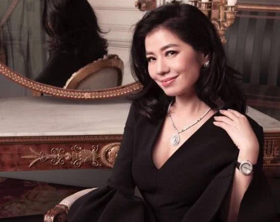 她拒绝刘德华与成龙的追求，丈夫去世后甘愿守