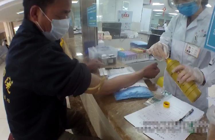 男子无证骑摩托上路 民警一查竟然还酒驾