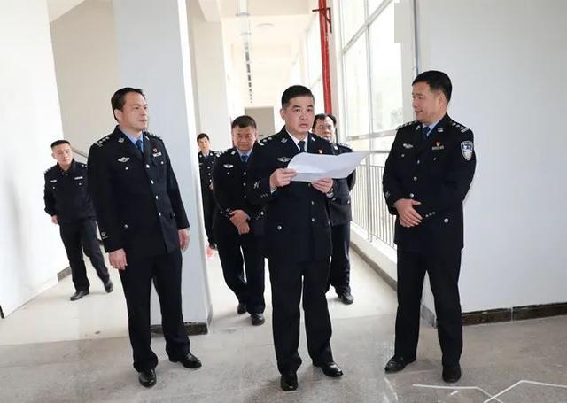 罗棋权先后实地检查了容县公安局容城派出所,石寨派出所,杨梅派出所