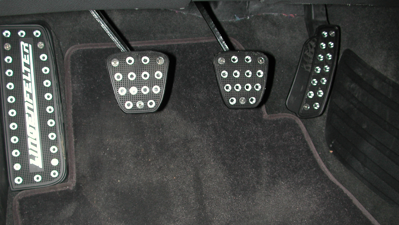 「踏板」为什么一定要用右脚踩油门？，