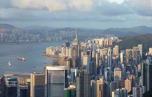 中西文化的商业环境是吸引各地学员报读的原因之一,每年均有不少香港