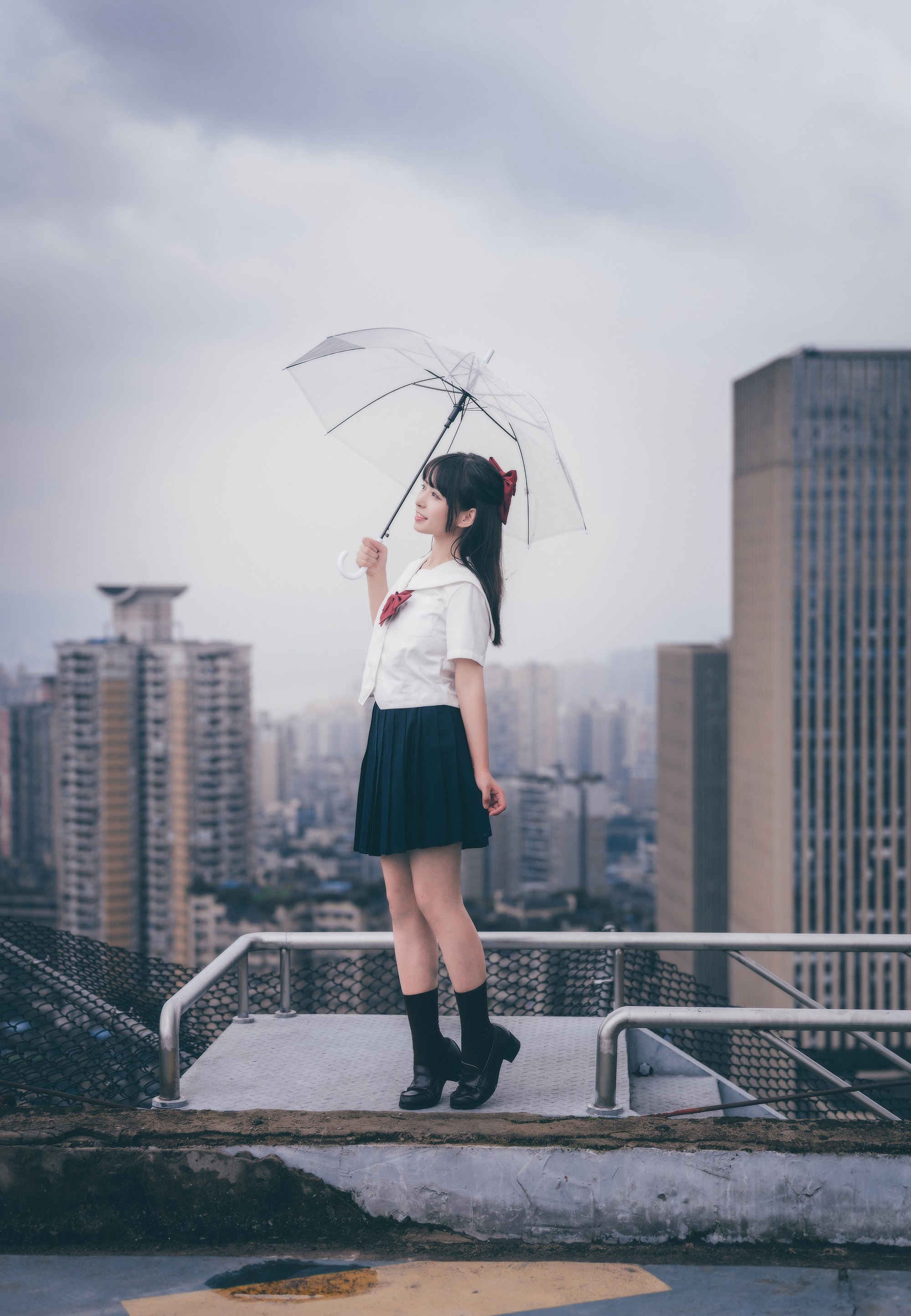 雨中天台上的jk少女