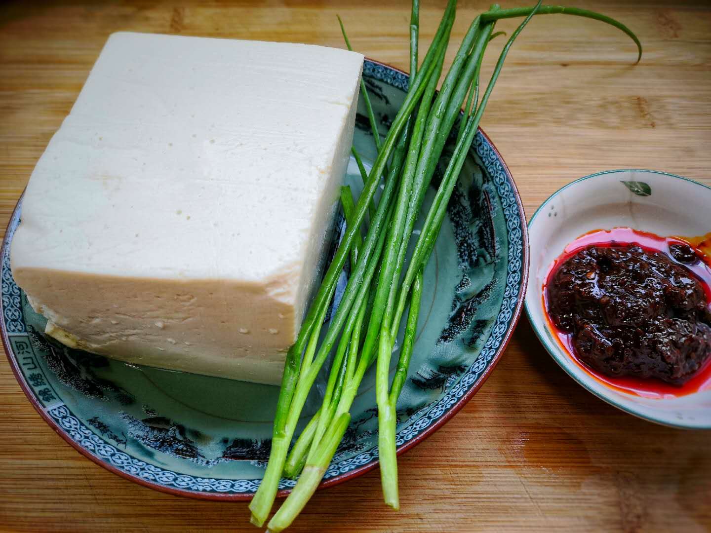 2,水豆腐冲一下水,切小方块.