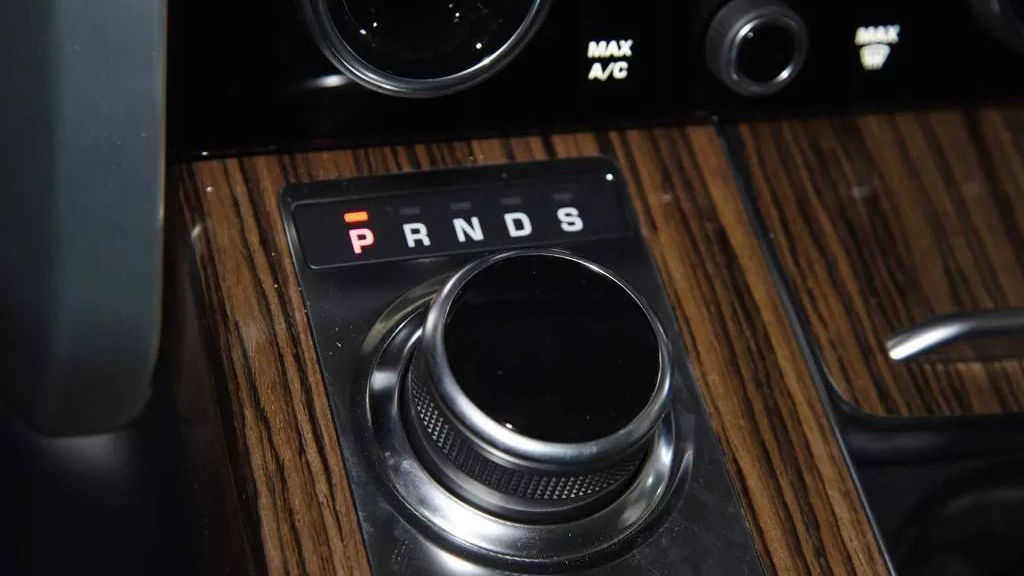 「踏板」为什么一定要用右脚踩油门？，