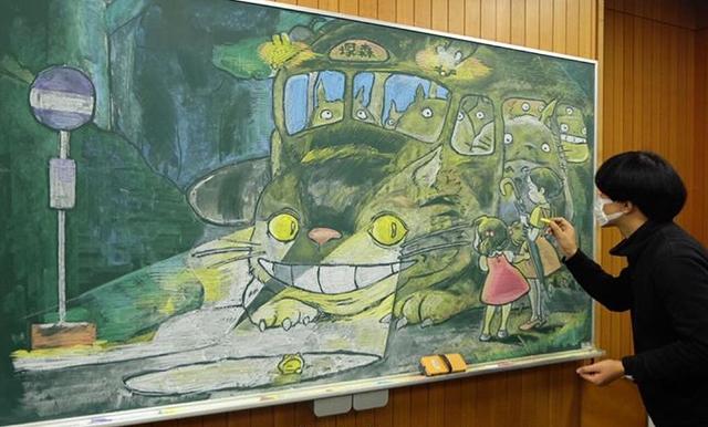 日本的美术老师也太强了吧，在黑板上画动漫，拿落叶堆皮卡丘_创作