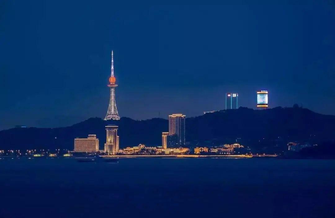 ①样都不能少无敌夜景,习习晚风登高望远,览尽全城青岛之窗电视塔夜场