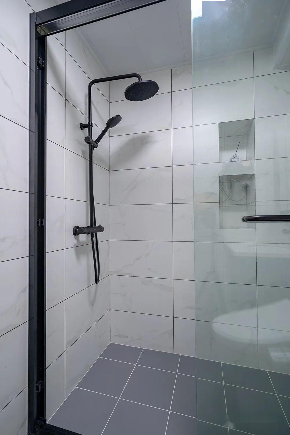 主卫淋浴房的壁龛取代置物架功能,放置沐浴用品.