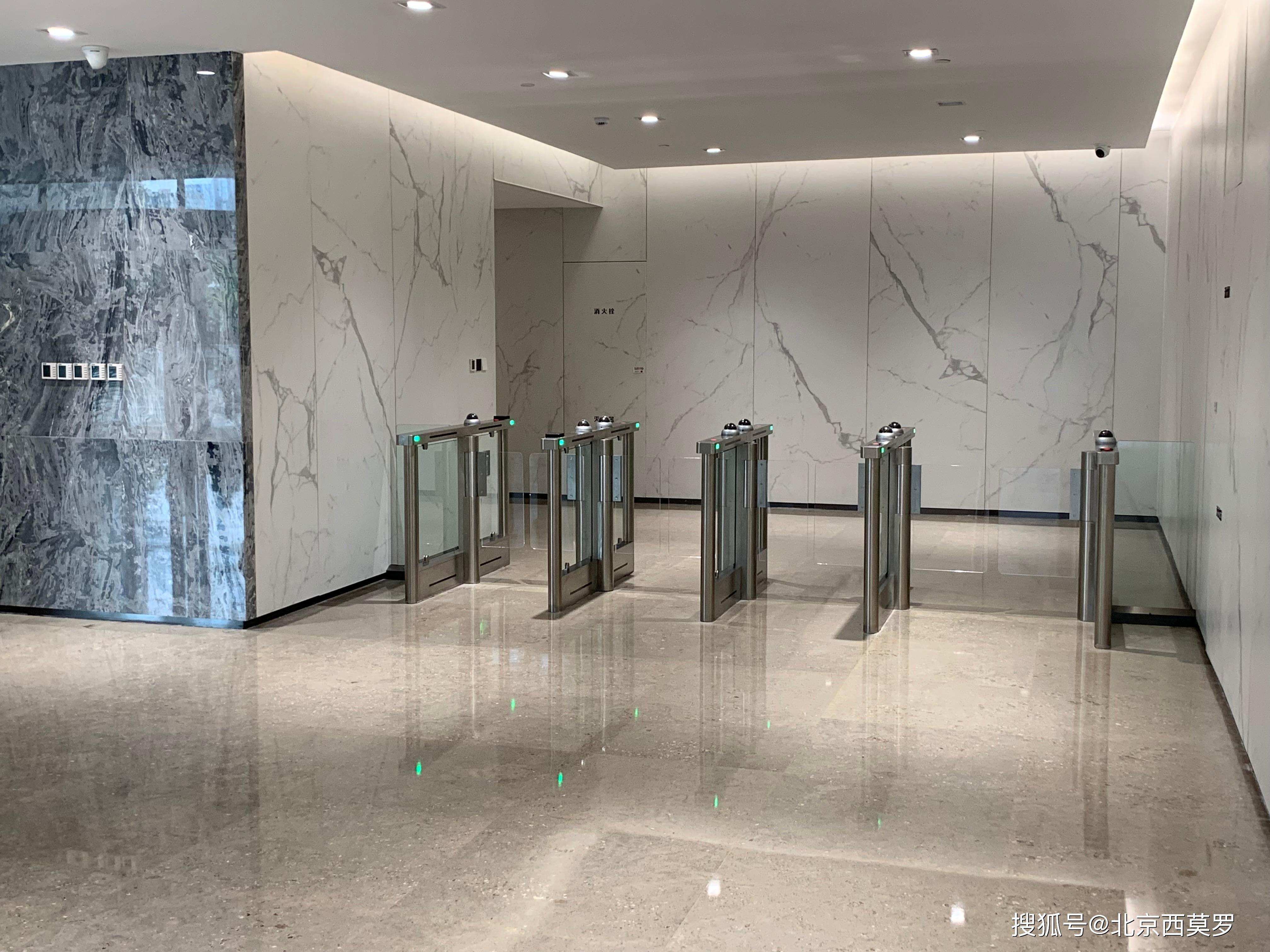 高峰期,出入拥挤的现象 电梯口走廊处效果图,两组通道外加玻璃围挡