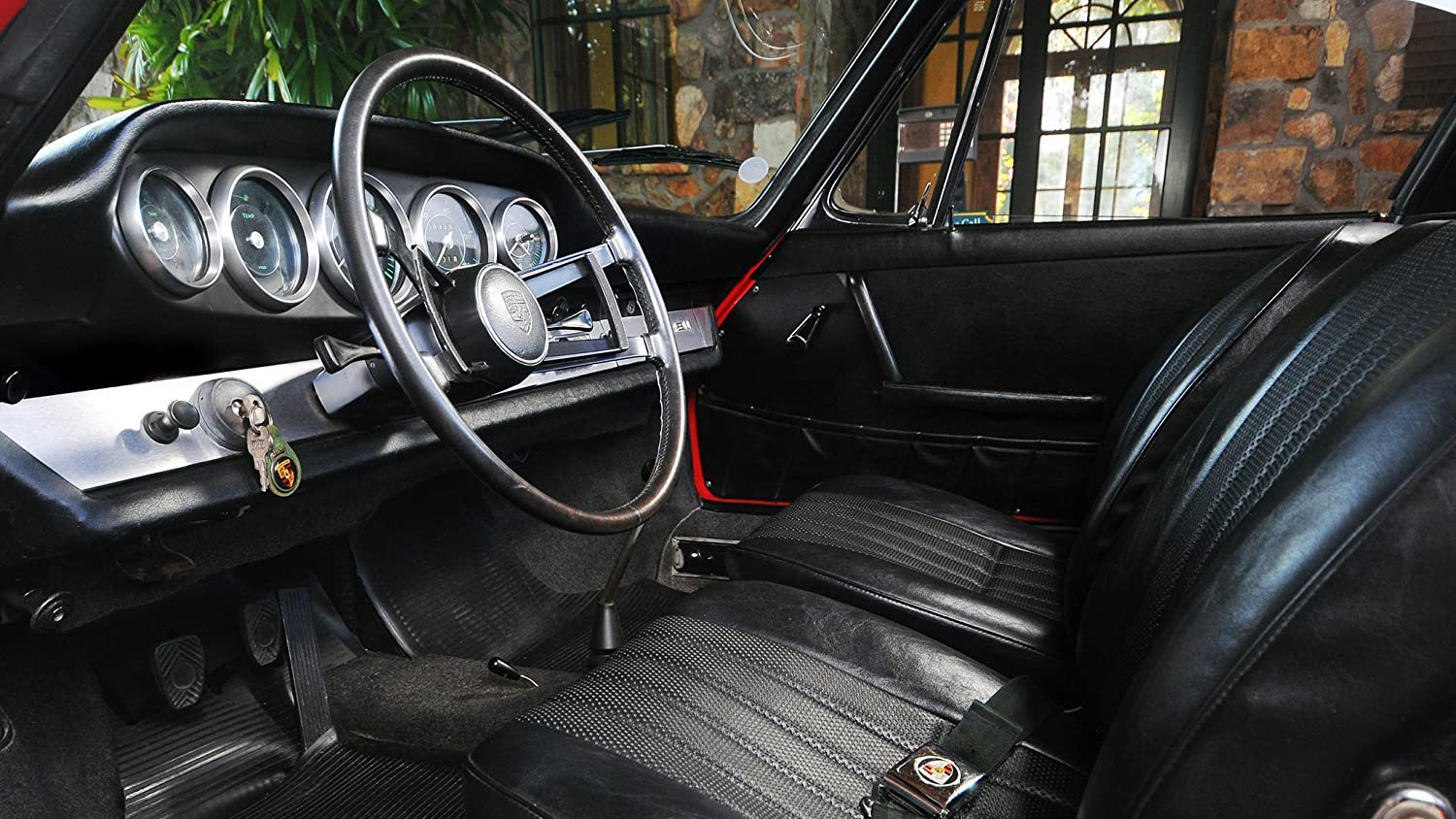 「踏板」为什么一定要用右脚踩油门？，