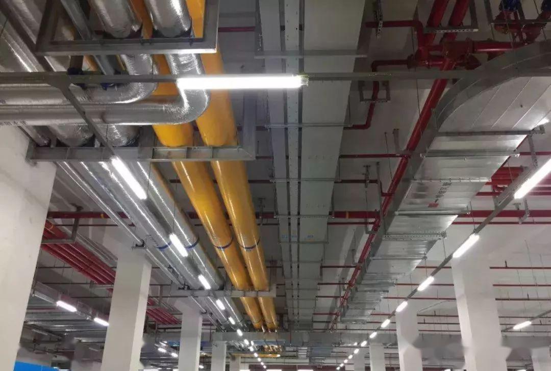 消防喷淋管道间距一致,标识清楚,成排成线