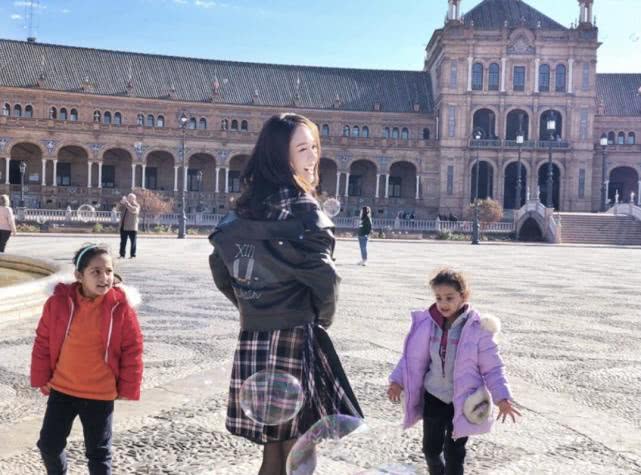 陈乔恩西班牙拍戏戴口罩，不忘表白富二代男友