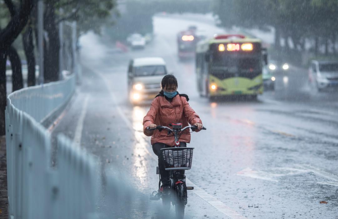 8级大风 雷暴 强对流,冷空气倒计时!广东再开启倒水模式