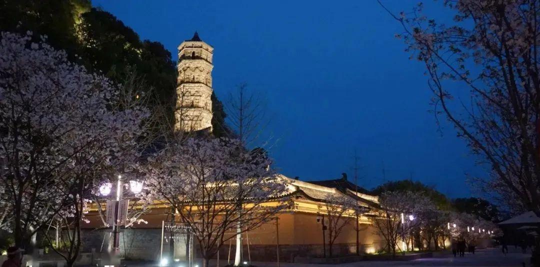 巾山塔群位于浙江临海市区东南隅的巾山之间,该山高百余米,三面临街